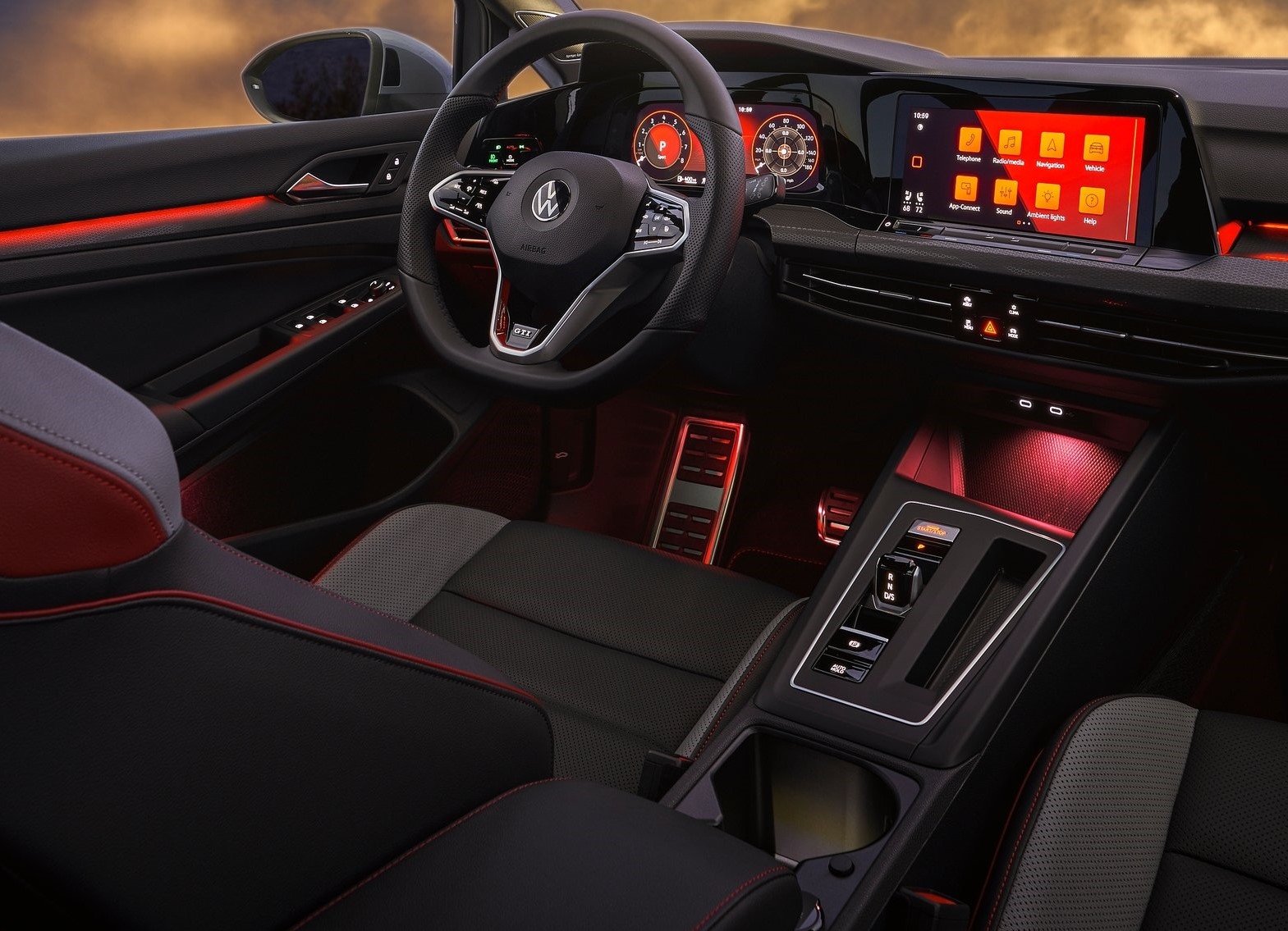 VW Golf 8 красный